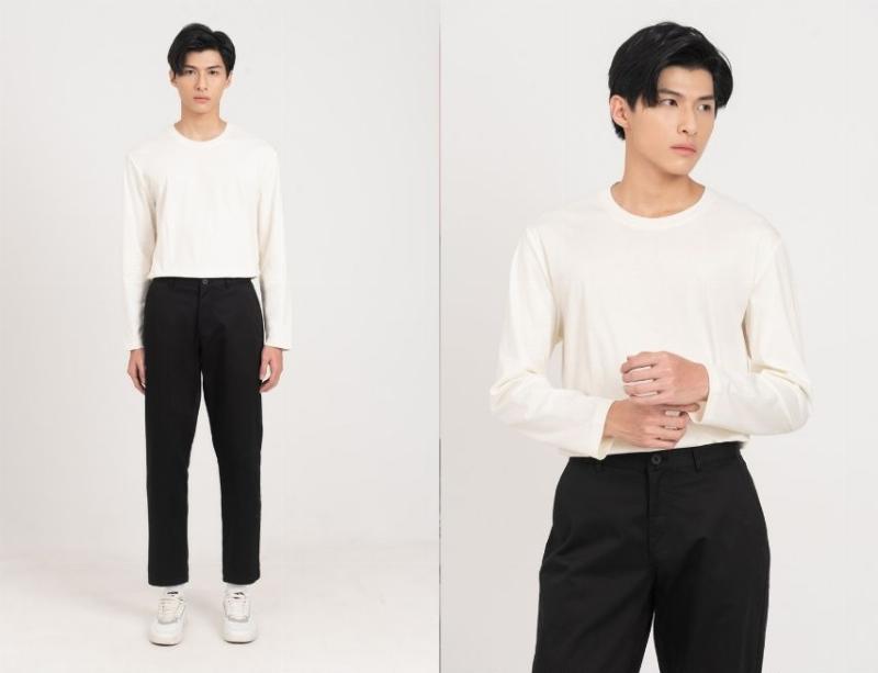 Một người đàn ông sành điệu đi bộ trên đường phố, mặc quần jean slim fit nam màu xanh đậm và áo khoác denim, thể hiện sự linh hoạt của phong cách thời trang denim.